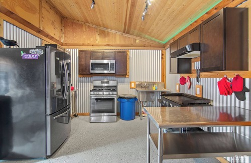 Sterling Cabina | Coho Cabin - Queen + Bunk Bed | A Cozy Woodland Setting