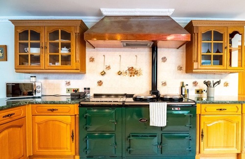 Barrow Gurney Casa | Cohost Partners Cozy Country Retreat With Hot Tub