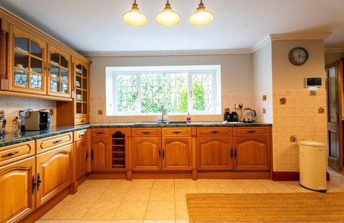 Barrow Gurney Casa | Cohost Partners Cozy Country Retreat With Hot Tub