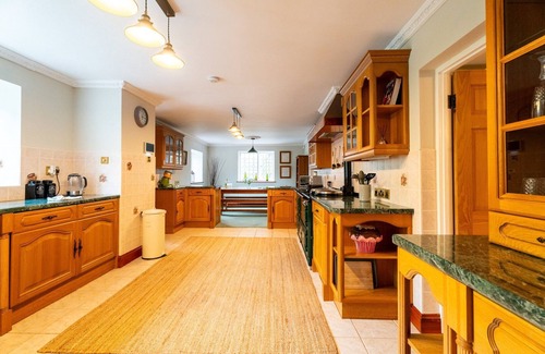 Barrow Gurney Casa | Cohost Partners Cozy Country Retreat With Hot Tub