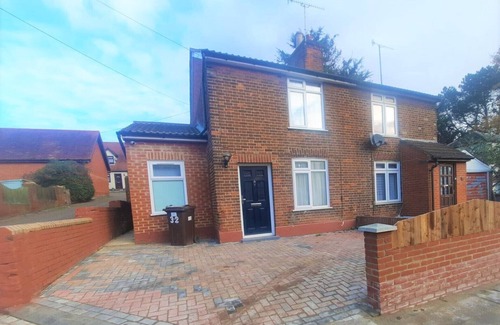 Colchester Casa | Colchester 3-Beds, Sleeps 5 with Parking & WiFi