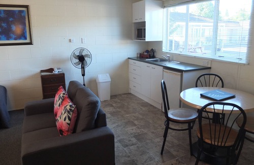 Cambridge Hotel | Colonial Court Motel