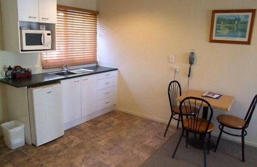 Cambridge Hotel | Colonial Court Motel