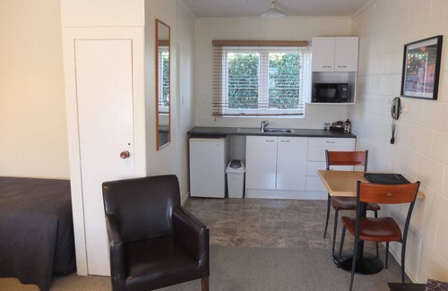 Cambridge Hotel | Colonial Court Motel