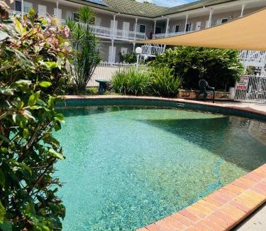 Mundingburra Hotel | Colonial Rose Motel