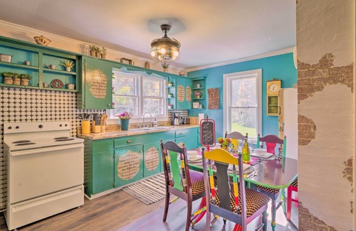 Bakersville Cabaña | Colorful Bakersville Cottage: Views, Pets Allowed!