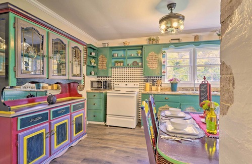Bakersville Cabaña | Colorful Bakersville Cottage: Views, Pets Allowed!