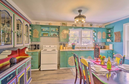 Bakersville Cabaña | Colorful Bakersville Cottage: Views, Pets Allowed!