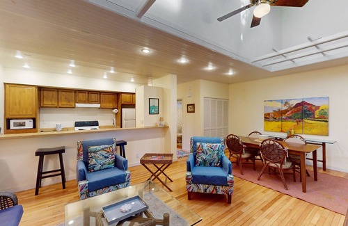 Maunaloa Condominio | Colorful condo by the beach with a washer/dryer, lanai, & on-site pool