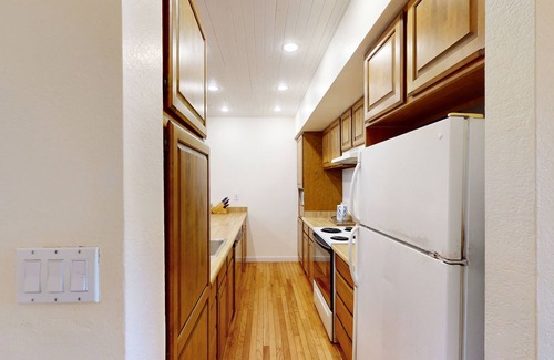 Maunaloa Condominio | Colorful condo by the beach with a washer/dryer, lanai, & on-site pool