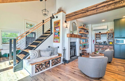Arrow Point Casa | Colorful Golden Getaway w/ Panoramic Views!