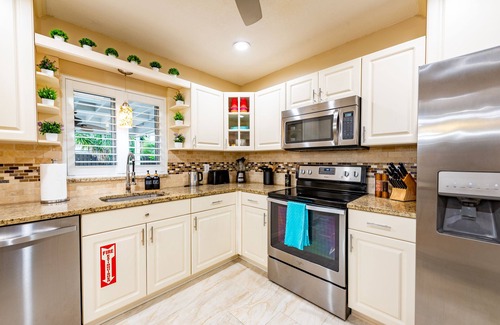 Survey Creek Casa | Colorful Oasis ~ Pool ~ Game Room ~ Ping Pong ~ Basketball Court ~ Grill & More
