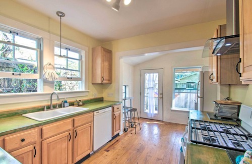 East Hill Casa | Colorful Pensacola Oasis: 1 Block to Bayview Park!