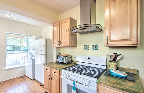 East Hill Casa | Colorful Pensacola Oasis: 1 Block to Bayview Park!