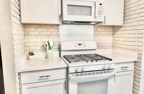 Madison Heights Casa | Colorful Retreat, w/ Firepit and 2 TV's. By Royal Oak!