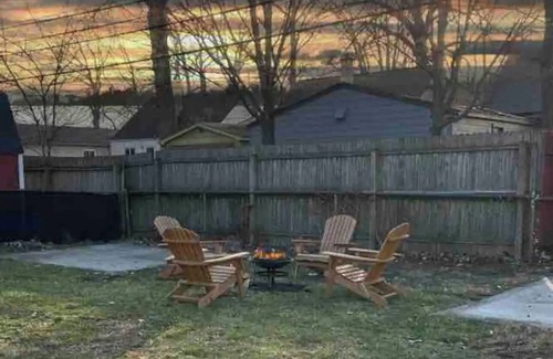 Madison Heights Casa | Colorful Retreat, w/ Firepit and 2 TV's. By Royal Oak!