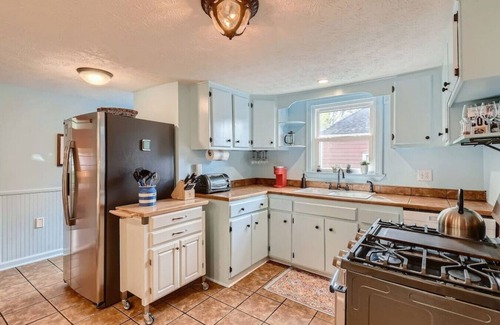 Cabbagetown Casa | Colour Crush: Walk to Bars, Restaurants, Beltline