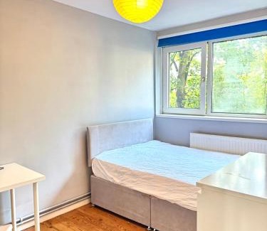 Tower Hamlets Casa | Colourful 4 Bedroom Property - Mile End - Central, Hammersmith & City and District Lines