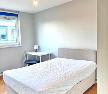 Tower Hamlets Casa | Colourful 4 Bedroom Property - Mile End - Central, Hammersmith & City and District Lines