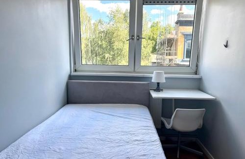 Tower Hamlets Casa | Colourful 4 Bedroom Property - Mile End - Central, Hammersmith & City and District Lines