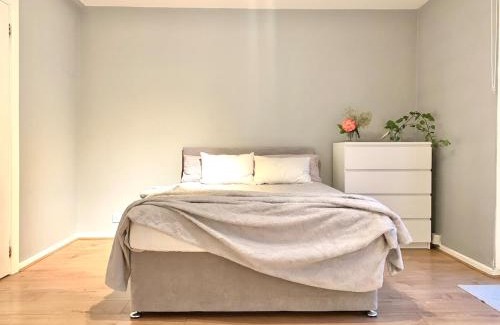 Tower Hamlets Casa | Colourful 4 Bedroom Property - Mile End - Central, Hammersmith & City and District Lines
