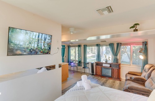 Colton Apartamento | Colton Studio w/ Fire Pit, 4 Mi to San Bernardino!