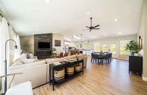 Orondo Casa | Columbia River View w/ heated pool & hot tub!