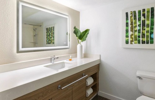 Upper Matecumbe Key Hotel | Come Create Memories w/ Fun-filled Adventures at this Paradise! Outdoor Pool!