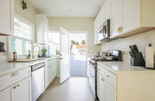 Alamitos Beach Apartamento | Come live the sunny & relaxing SoCal life in our brand-new sunny beach getaway