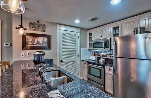Baytowne Wharf Condominio | ¡Venga a relajarse en nuestro balcón este verano! Playa, sol, arena, noches de pueblo, repito!