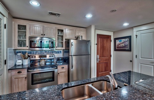 Baytowne Wharf Condominio | ¡Venga a relajarse en nuestro balcón este verano! Playa, sol, arena, noches de pueblo, repito!