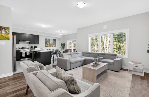 Gravenhurst Casa | Come stay at the Muskoka Lakes! Close to several golf courses, resorts and lakes
