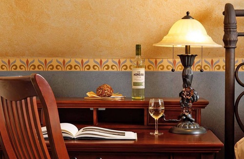 Vine Cama Y Desayuno | Come stay with us, you'll see why we are ranked #1 lodging in Kalamazoo, MI.