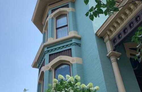 Vine Cama Y Desayuno | Come stay with us, you'll see why we are ranked #1 lodging in Kalamazoo, MI.