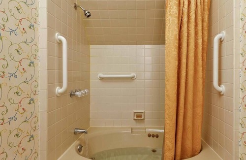 Central Business District Cama Y Desayuno | Come stay with us, you'll see why we are ranked #1 lodging in Kalamazoo, MI.