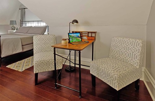 Central Business District Cama Y Desayuno | Come stay with us, you'll see why we are ranked #1 lodging in Kalamazoo, MI.