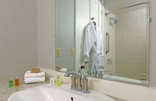 Central Business District Cama Y Desayuno | Come stay with us, you'll see why we are ranked #1 lodging in Kalamazoo, MI.