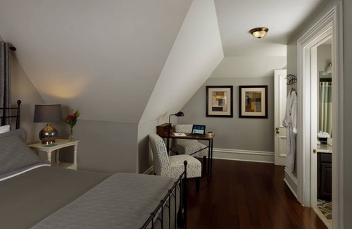 Central Business District Cama Y Desayuno | Come stay with us, you'll see why we are ranked #1 lodging in Kalamazoo, MI.