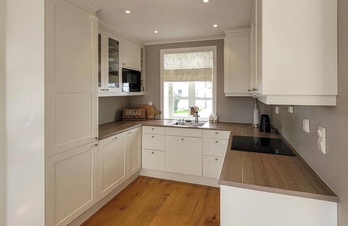 Strandvik Casa | Come to rest in this spacious cottage in 1st row to the Bjørnafjord.