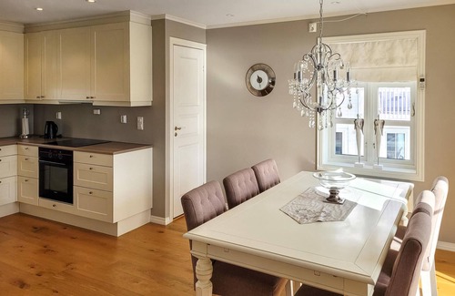 Strandvik Casa | Come to rest in this spacious cottage in 1st row to the Bjørnafjord.
