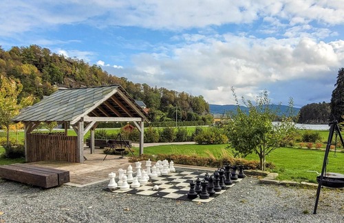 Strandvik Casa | Come to rest in this spacious cottage in 1st row to the Bjørnafjord.