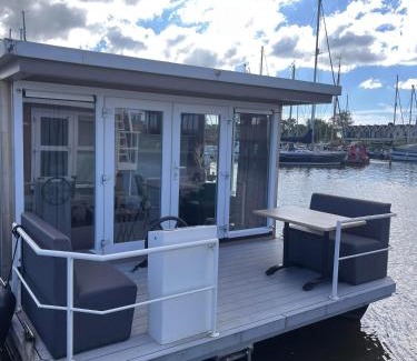 Monnickendam Alquiler De Eote | Comfi Winter Houseboat Maatrollie in Monnickendam