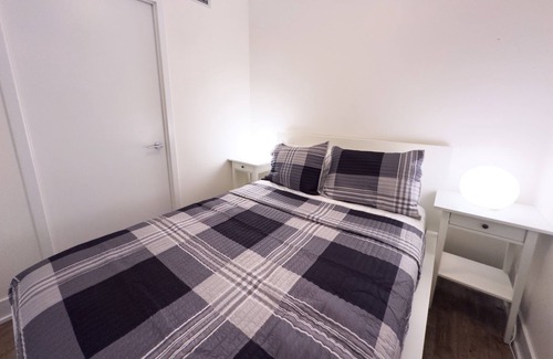 Central Waterfront Casa | Comfort 2 Bed Suites close to Harbour Front CN Tower Rogers Centre Free Parking