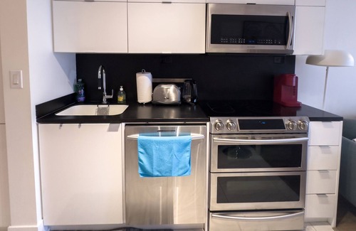 Central Waterfront Casa | Comfort 2 Bed Suites close to Harbour Front CN Tower Rogers Centre Free Parking