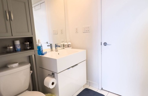 Central Waterfront Casa | Comfort 2 Bed Suites close to Harbour Front CN Tower Rogers Centre Free Parking
