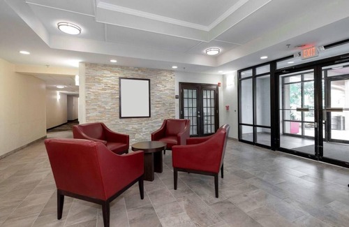 Southpoint Casa | Comfort and Convenience! Free Parking, Pool, Pets Allowed, Near St. Johns River