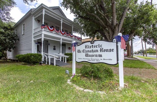 Beeville Casa | Comfort and Convenience! 2 Sleek Units, Free Parking, Pets Allowed