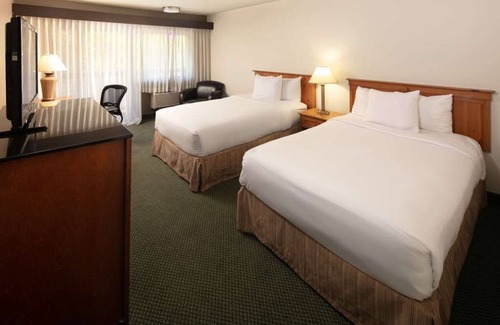 West Bellevue Hotel | Comfort and Convenience at Red Lion Hotel Bellevue! Pool, Pet-Friendly