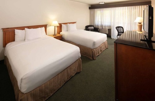 West Bellevue Hotel | Comfort and Convenience at Red Lion Hotel Bellevue! Pool, Pet-Friendly