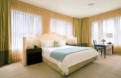 Goose Hollow Hotel | Comfort and Convenience! 2 Modern Suite, Pet-friendly Hotel with Pop-Up Cinema!
